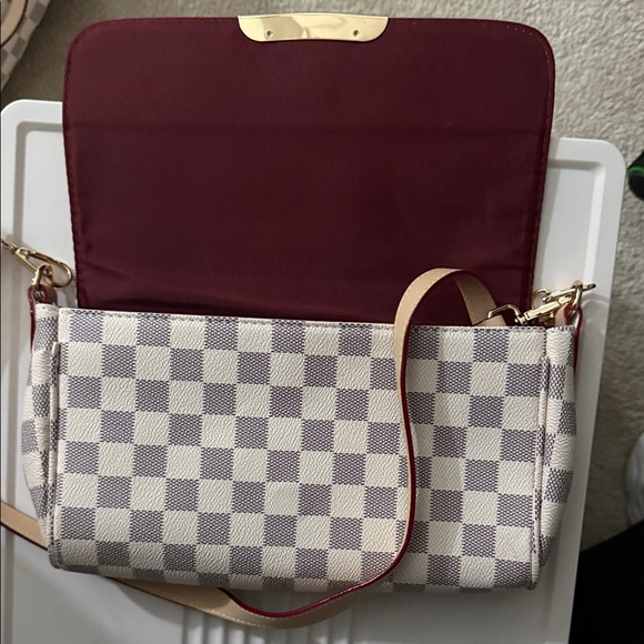 Stylish Checkered Shoulder Bag - Picture 2 of 3